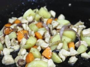 倒入炒好的土豆和胡萝卜，加没过食材的清水，大火煮开