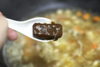倒入咖喱块，开小火煮至食材慢慢吸收汤汁，期间要不断搅拌防止糊锅