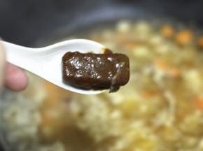 倒入咖喱块，开小火煮至食材慢慢吸收汤汁，期间要不断搅拌防止糊锅