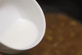 等到汤汁逐渐收干的时候加入适量的牛奶增香，搅拌均匀