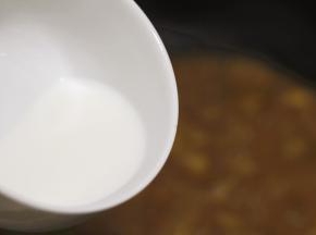 等到汤汁逐渐收干的时候加入适量的牛奶增香，搅拌均匀