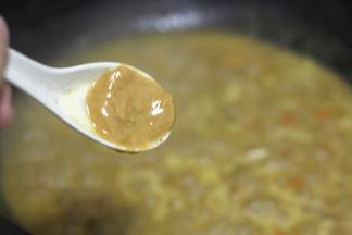 煮5分钟后，加入1勺花生酱，起到提香的作用，可以让咖喱的味道变得更加香醇