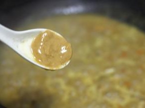 煮5分钟后，加入1勺花生酱，起到提香的作用，可以让咖喱的味道变得更加香醇