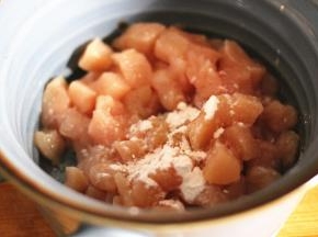 鸡胸肉洗净切成丁，放入生抽，料酒，盐和淀粉，抓拌均匀腌制20分钟