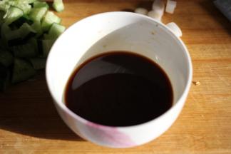 将生抽，醋，白糖和料酒混合均匀，加少许的水调成酱汁