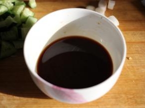 将生抽，醋，白糖和料酒混合均匀，加少许的水调成酱汁