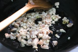 锅内下鸡肉，翻炒至变色