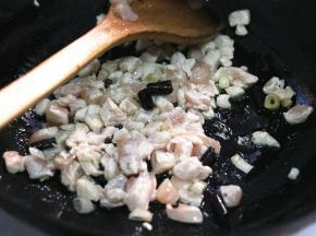 锅内下鸡肉，翻炒至变色