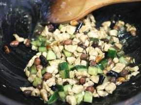 加水淀粉，翻炒至汤汁浓稠即可出锅