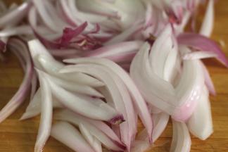 洋葱洗净去皮切成丝，葱姜蒜切末，香菇洗净切成丁