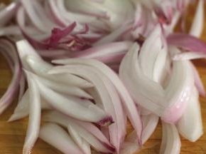 洋葱洗净去皮切成丝，葱姜蒜切末，香菇洗净切成丁