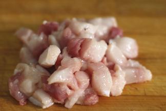 五花肉切成丁状备用，鸡蛋煮熟放入冷水中剥壳备用