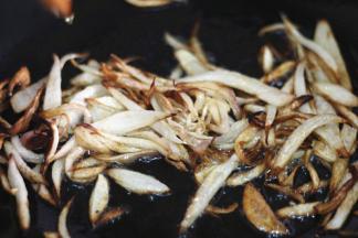 锅内放油，油热之后放入洋葱丝，小火炸至表面金黄色