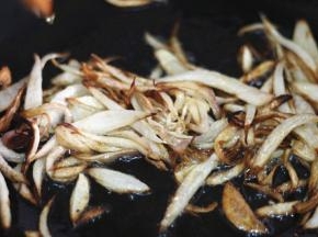 锅内放油，油热之后放入洋葱丝，小火炸至表面金黄色