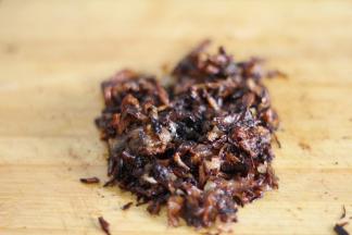 炸好的洋葱盛出控油，冷却之后用刀切碎或者拍碎，制成油葱酥备用