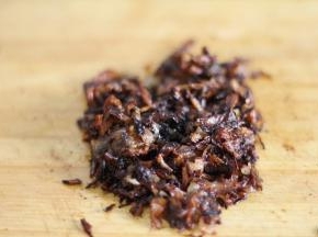 炸好的洋葱盛出控油，冷却之后用刀切碎或者拍碎，制成油葱酥备用