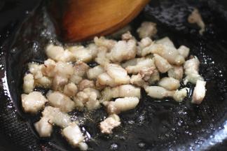 锅内重新倒油，油热之后放入肉丁翻炒至变色