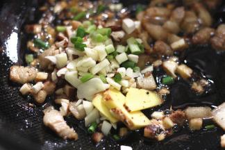 加入香菇丁和葱姜蒜末翻炒出香味