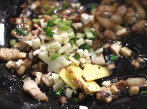 加入香菇丁和葱姜蒜末翻炒出香味