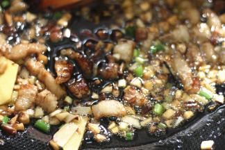 加入适量的老抽和黄酒翻炒至均匀上色