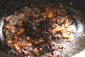 加入油葱酥翻炒均匀