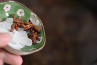 锅内倒入适量的温水，没过食材，加冰糖和八角大火煮开