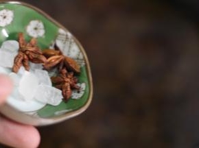 锅内倒入适量的温水，没过食材，加冰糖和八角大火煮开