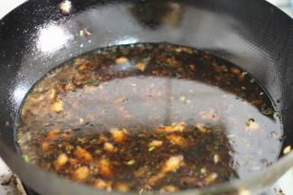 将锅内的食物转至砂锅内，加入鸡蛋，大火烧开之后转小火煲1个半小时。加上少许的盐调味，卤肉汁就做好了