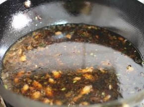 将锅内的食物转至砂锅内，加入鸡蛋，大火烧开之后转小火煲1个半小时。加上少许的盐调味，卤肉汁就做好了