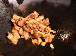 炒锅放油，想要炒出来香一点，油可以适当的多放一点，油5分热之后放入切好的五花肉，煸出肉里面的肥油，炒到五花肉微微卷起，接着加适量的老抽，给肉片上色，看起来更有食欲，翻炒均匀