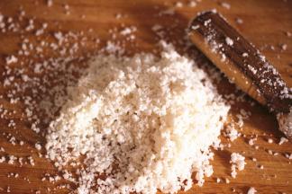 用擀面杖将泡好的糯米压碎