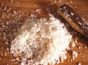 用擀面杖将泡好的糯米压碎