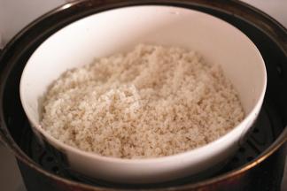 糯米放在盘子上入蒸锅蒸30分钟左右