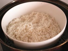糯米放在盘子上入蒸锅蒸30分钟左右