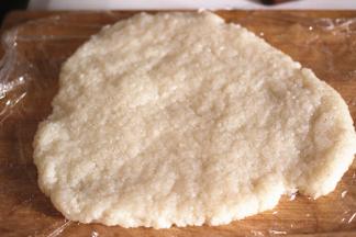 蒸好之后加适量的白糖搅拌均匀，桌上铺上保鲜膜，糯米平铺在保鲜膜上冷却变凉