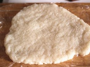 蒸好之后加适量的白糖搅拌均匀，桌上铺上保鲜膜，糯米平铺在保鲜膜上冷却变凉