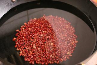 红豆清洗干净，泡6小时以上，泡好之后，红豆放入锅内加水煮开，之后转小火煮90分钟