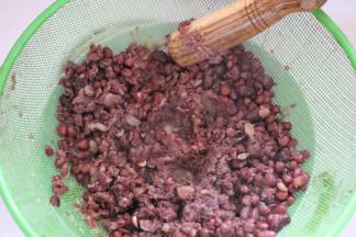 煮好的红豆捞出控水，压成泥状，或者直接用料理机打碎