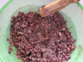 煮好的红豆捞出控水，压成泥状，或者直接用料理机打碎