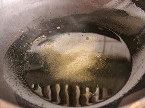 不粘锅里倒少许的油和适量的白糖，小火炒融化