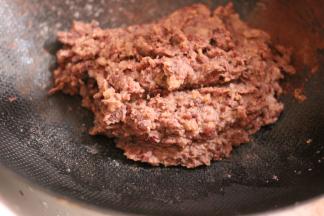 倒入刚刚做好的红豆沙，小火翻炒至豆沙偏干，搅动费劲即可