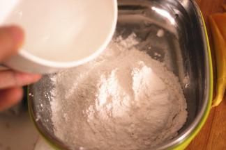 糯米粉加入适量的温水，少量多次，揉成面团