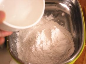 糯米粉加入适量的温水，少量多次，揉成面团