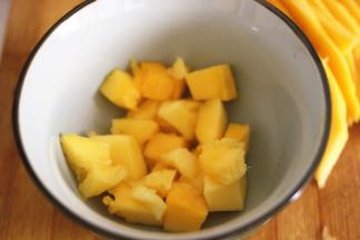 将水果洗干净，削成小块备用