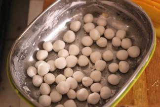 将面团分成条状，搓成合适大小的小圆子