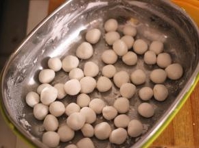 将面团分成条状，搓成合适大小的小圆子