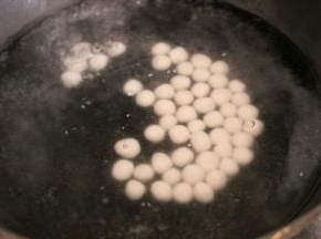 锅内放水烧开，倒入小圆子煮至漂浮，捞出过冷水