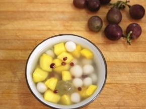 上面放上水果块即可食用