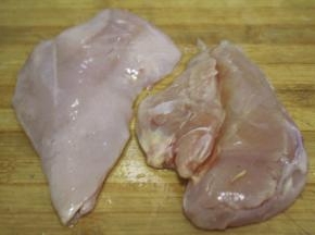 鸡胸肉洗净之后，从最厚的中间处横向片成两片，这样鸡排在腌制的过程中会更加入味