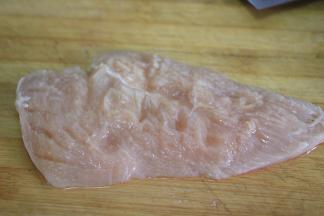 鸡胸肉用刀背拍散，防止在油炸的过程中肉缩成一块，口感过于紧实